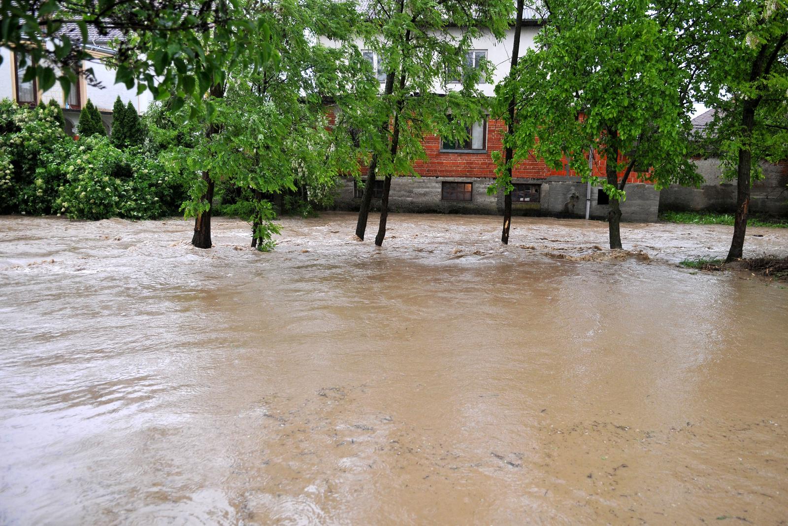 15.05.2014., Trenkovo - Zbog kise koja neprestano pada vec drugi dan, velike oborinske vode plave naselja u podnozju planina Papuk i Krndija. Alarmantno je stanje u Mihaljevcima i Trenkovu. Velicanka neprestano raste. Pune se vrece s pijeskom i grade zeciji nasipi.rPhoto: Dusan Mirkovic/PIXSELL