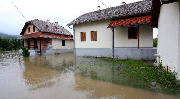 15.05.2019. , Hrvatska Kostajnica -  U jutarnjim satima vatrogasci i mjestani nastavljaju borbu s rijekom Unom ciji je vodostaj i dalje u porastu.. Photo: Marko Prpic/PIXSELL