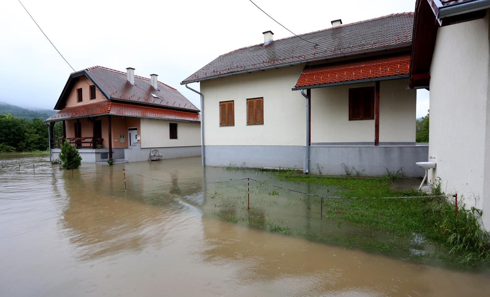 15.05.2019. , Hrvatska Kostajnica -  U jutarnjim satima vatrogasci i mjestani nastavljaju borbu s rijekom Unom ciji je vodostaj i dalje u porastu.. Photo: Marko Prpic/PIXSELL