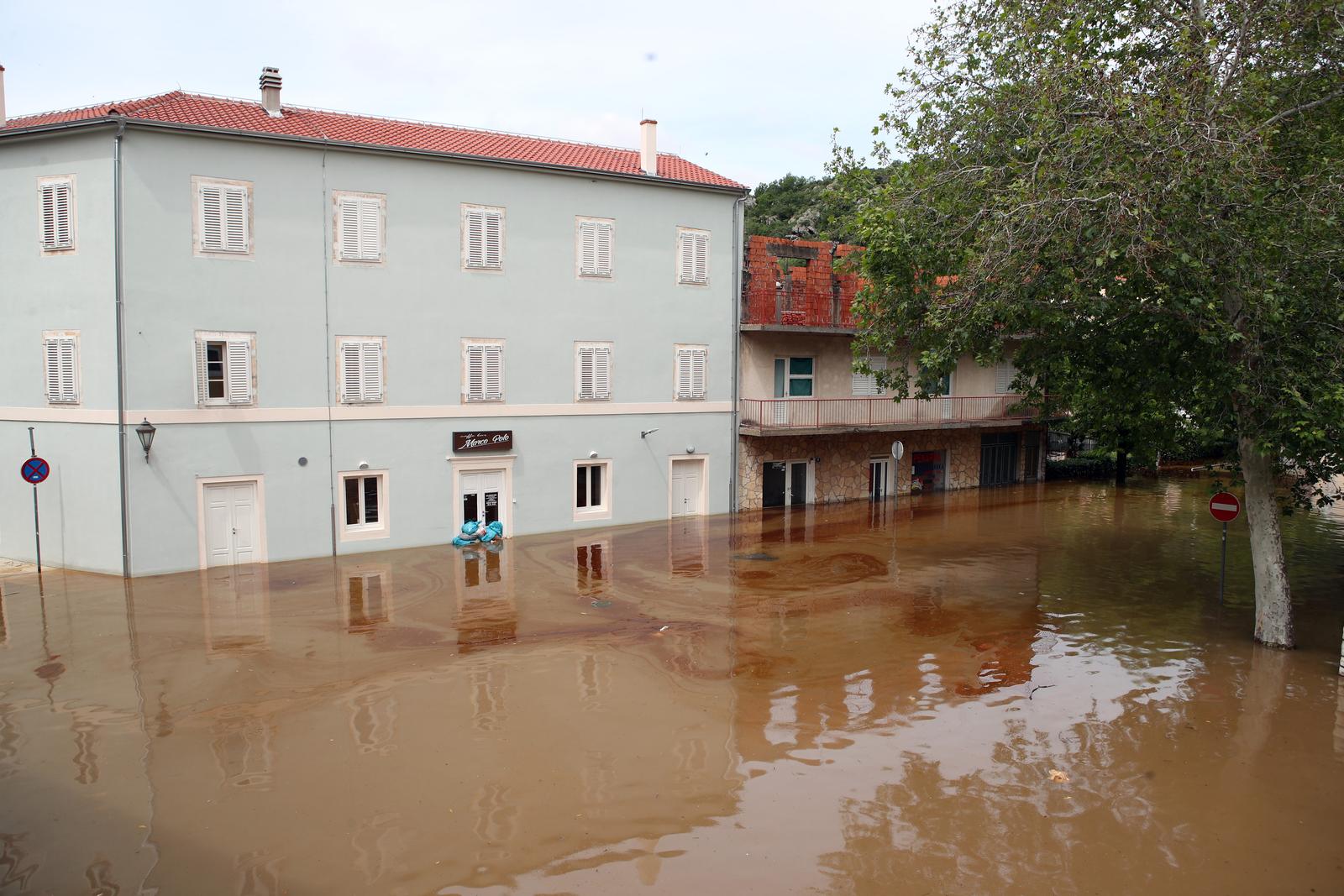 15.05.2023., Obrovac - Zbog obilne kise doslo je do prelijevanja rijeke Zrmanje preko zastitnog zida.  Photo: Sime Zelic/PIXSELL