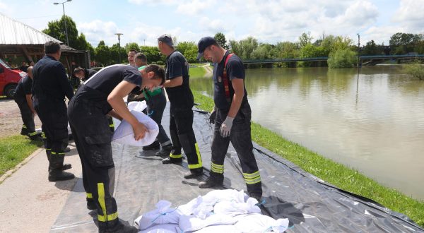 15.05.2023., Karlovac - Zbog porasta vodostaja rijeke Korane i najave novih oborina  vatrogasci JVP Karlovac i Vatrogasne zajednice grada Karlovca postavljaju zecji nasip uz rijeku Koranu na SRC-u Korana u duzini 200 metara. Photo: Kristina Stedul Fabac/PIXSELL