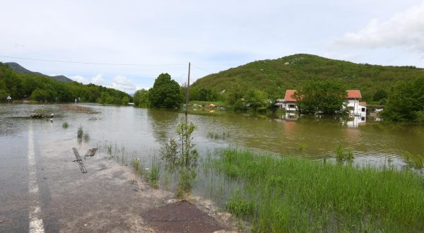 15.05.2023., Grab - Poplavljena cesta kod Graba zbog izlijevanja rijeke Otuce.   Photo: Hrvoje Jelavic/PIXSELL