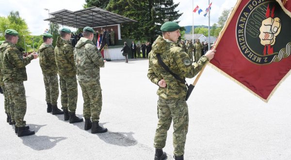 15.05.2023.,Petrinja - U sklopu obiljezavanja 32.obljetnice- ustrojavanja 2.gardijske brigade GROM, nakon polaganja vijenaca i paljenja svijeca kod spomen obiljezja Predragu Matanovicu i suborcima, u vojarni "Pukovnik Predrag Matanovic" ministar obraneMario Banozic urucio je zelene novim pripadnicima 2.mehanizirane brigade Gromovi.
 Photo: Nikola Cutuk/PIXSELL