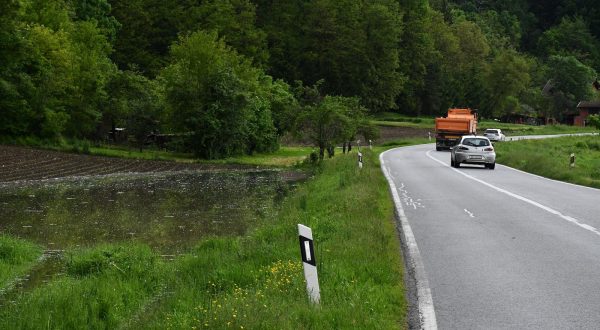 15.05.2023., Orljavac/ Pozega - Zbog visokog vodostaja (+186 cm) rijeka Orljava izlila se na vise mjesta i poplavila okolna polja, vrtove i oranice i igraliste NK Mladosti u Pavlovcima. Za sav promet bila je zatvorena  prometnica D38 Pozega – Pakrac u mjestu Orljavac, koja je bila pod vodom.  Photo: Ivica Galovic/PIXSELL