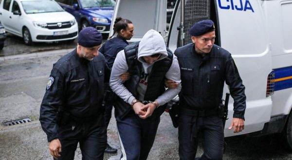 16.04.2023.,Slavonski Brod -  Privedeni mladic osumnjicen za ubojstvo vojnika u Pozegi izlazi u pratnji policije iz zgrade Zupanijskog drzavnog odvjetnistva u Slavonskom Brodu Photo: Dubravka Petric/PIXSELL