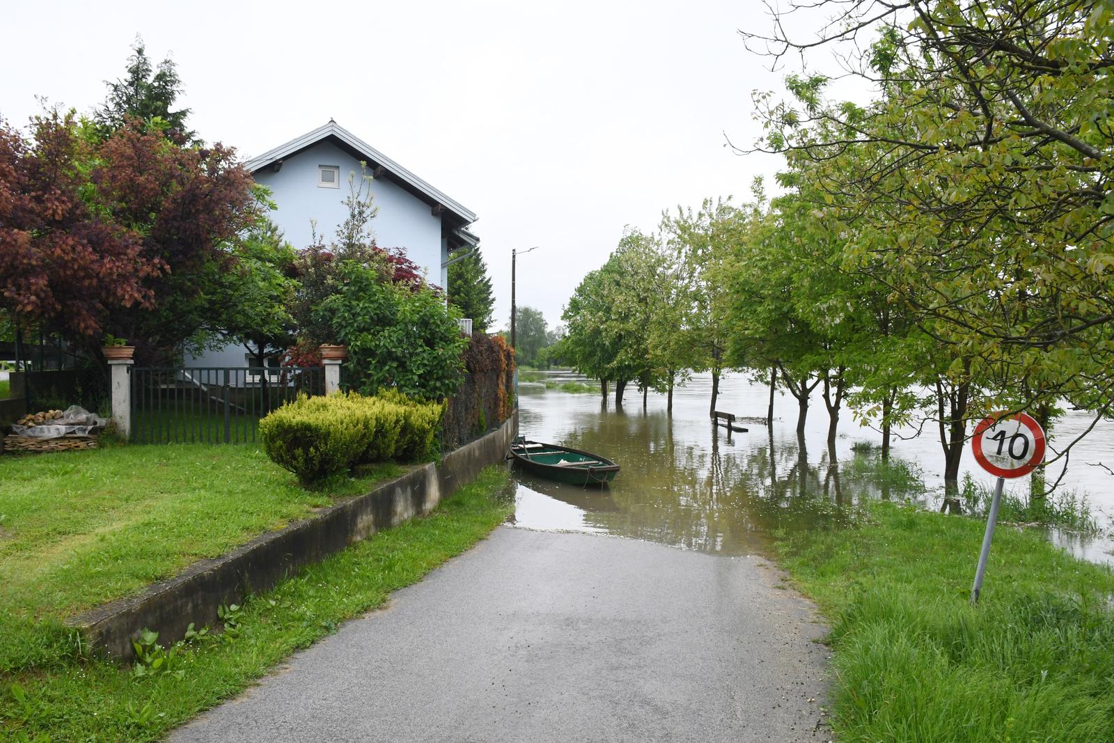 16.05.2023.,Sisak, Sisak okolica - Iako je vodostaj Kupe u porastu, na snazi su još uvijek redovite mjere obrane od poplava jer rijeka jos ne prijeti Sisku.
 Photo: Nikola Cutuk/PIXSELL