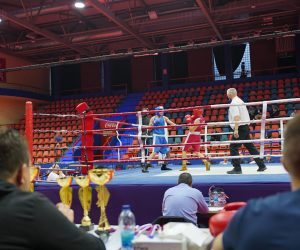 16.10.2021., Sportska dvorana Borik, Banjaluka (BiH) – Bokserski klub Slavija veceras je bio domacin 18. turnira “Velikana Slavije”, koji se prvih 14 puta odrzavao pod imenom Međunarodni turnir “Radovan Bisic”. Na ovoj smotri koja je od 2006. godine uvrstena u kalendar Europske bokserske konfederacije (EUBC) nastupili su bokseri iz 11 zemalja. Osim takmicara iz BiH, gledaocima u “Boriku predstavili su se borci iz Srbije, Slovenije, Hrvatske, Crne Gore, Makedonije, Austrije, Njemacke, Svicarske, Svedske i Eritreje. Specijalni gosti turnira bili su proslavljeni boksaci Tadija Kacar, Dragan Vujkovic i Bono Bosnjak, predsjednik Hrvatskog boksackog saveza.
Photo: Dejan Rakita/Pixsell Photo: Dejan Rakita/PIXSELL