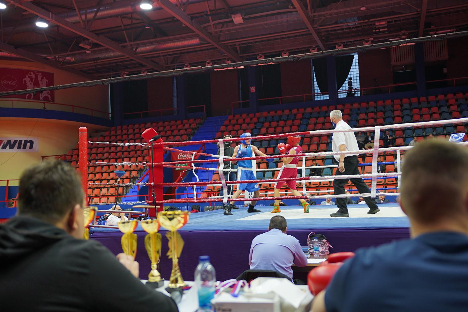 16.10.2021., Sportska dvorana Borik, Banjaluka (BiH) – Bokserski klub Slavija veceras je bio domacin 18. turnira “Velikana Slavije”, koji se prvih 14 puta odrzavao pod imenom Međunarodni turnir “Radovan Bisic”. Na ovoj smotri koja je od 2006. godine uvrstena u kalendar Europske bokserske konfederacije (EUBC) nastupili su bokseri iz 11 zemalja. Osim takmicara iz BiH, gledaocima u “Boriku predstavili su se borci iz Srbije, Slovenije, Hrvatske, Crne Gore, Makedonije, Austrije, Njemacke, Svicarske, Svedske i Eritreje. Specijalni gosti turnira bili su proslavljeni boksaci Tadija Kacar, Dragan Vujkovic i Bono Bosnjak, predsjednik Hrvatskog boksackog saveza.
Photo: Dejan Rakita/Pixsell Photo: Dejan Rakita/PIXSELL