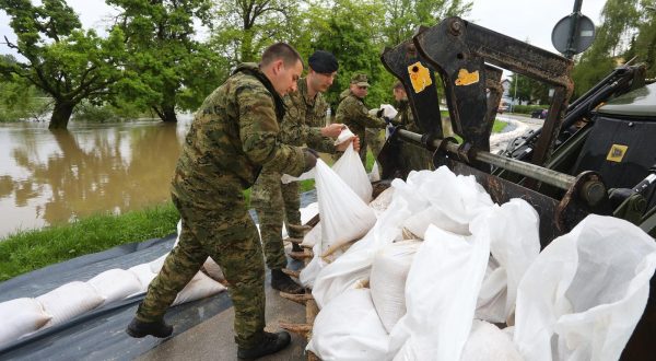 17.05.2023., Karlovac - Na rijeci Korani proglaseno je izvanredno stanje obrane od poplava. Hrvatska vojska postavlja zecje nasipe uz rijeku na Rakovcu. Photo: Kristina Stedul Fabac/PIXSELL