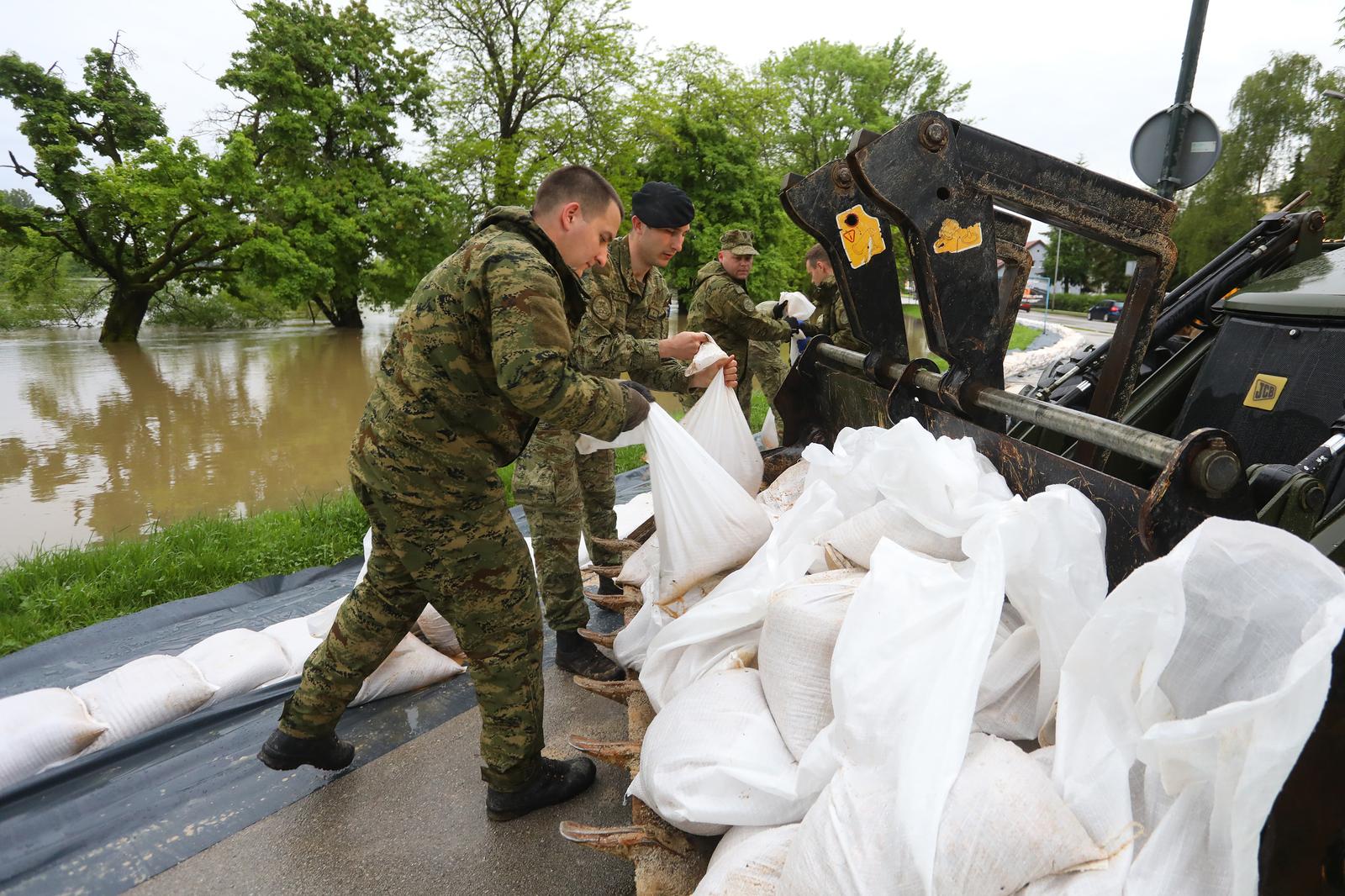 17.05.2023., Karlovac - Na rijeci Korani proglaseno je izvanredno stanje obrane od poplava. Hrvatska vojska postavlja zecje nasipe uz rijeku na Rakovcu. Photo: Kristina Stedul Fabac/PIXSELL