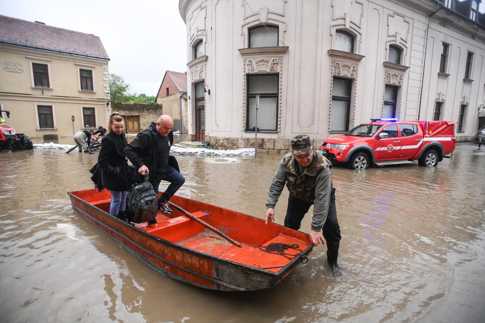 17.05.2023., Hrvatska Kostajnica - Rijeka Una   kod Hrvatske Kostajnice u 24 sata je narasla dodatnih pola metra i poplavila i vise djelove grada, zatvorena je i cesta do granicnog prijelaza.  Photo: Igor Soban/PIXSELL