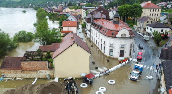 17.05.2023., Hrvatska Kostajnica - Rijeka Una   kod Hrvatske Kostajnice u 24 sata je narasla dodatnih pola metra i poplavila i vise djelove grada, zatvorena je i cesta do granicnog prijelaza. Photo: Igor Soban/PIXSELL