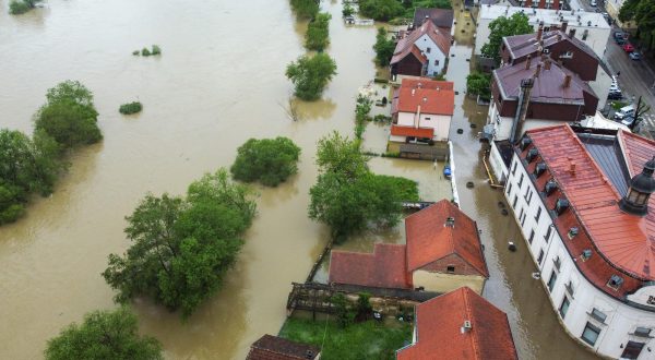 17.05.2023., Hrvatska Kostajnica - Rijeka Una   kod Hrvatske Kostajnice u 24 sata je narasla dodatnih pola metra i poplavila i vise djelove grada, zatvorena je i cesta do granicnog prijelaza. Photo: Igor Soban/PIXSELL