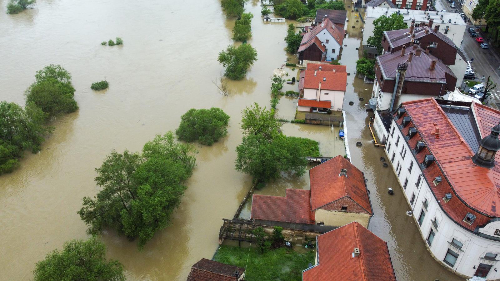 17.05.2023., Hrvatska Kostajnica - Rijeka Una   kod Hrvatske Kostajnice u 24 sata je narasla dodatnih pola metra i poplavila i vise djelove grada, zatvorena je i cesta do granicnog prijelaza. Photo: Igor Soban/PIXSELL
