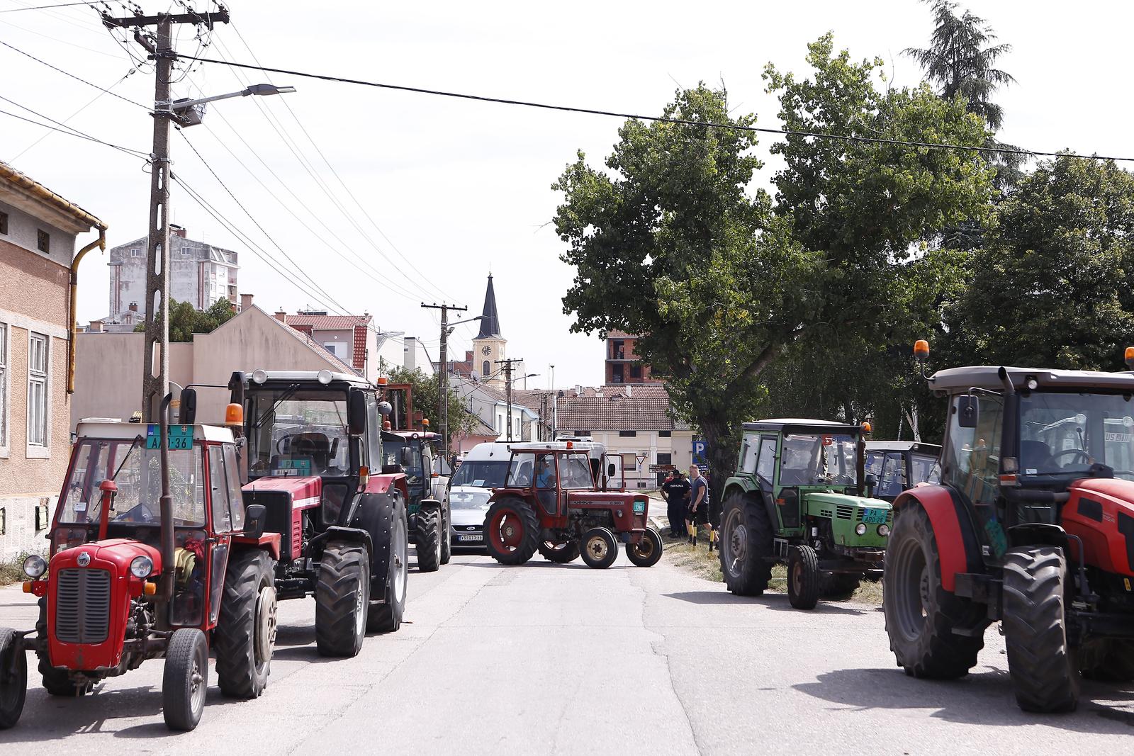 16, August, 2022, Pancevo - Farmers continued their blockade on the bridge over the Thames in Pancevo. Photo: Amir Hamzagic/ATAImages

16, avgust, 2022, Pancevo - Poljoprivrednici su nastavili blokadu na mostu preko Tamisa u Pancevu. Photo: Amir Hamzagic/ATAImages Photo: Amir Hamzagic/ATAImages/PIXSELL