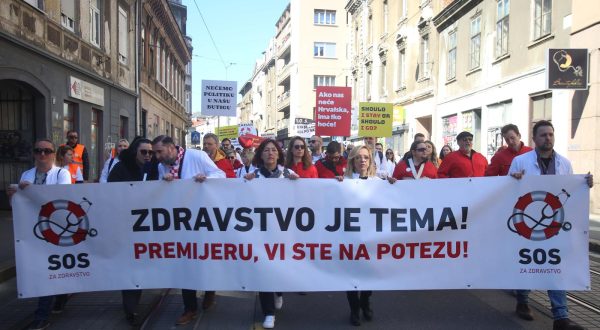 18.03.2023., Zagreb - Pod sloganom "SOS za zdravstvo", pet krovnih lijecnickih udruga organiziralo je veliki prosvjed na Trgu sv. Marka kojim su iskazali nezadovoljstvo svojim statusom, placama, ali i cjelokupnim stanjem u zdravstvenom sustavu.  Photo: Lovro Domitrovic/PIXSELL