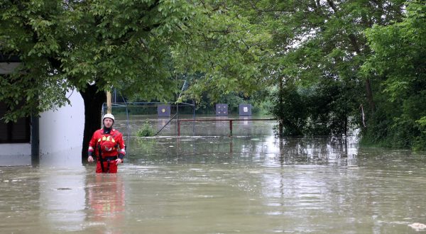 18.05.2023. Sisak - Uslijed puknuca nasipa poplavljena je udruga za terapijsko jahanje Kas. Konji su izvuceni na vrijeme, no unistene su stale i prostorije udruge Photo: Edina Zuko/PIXSELL