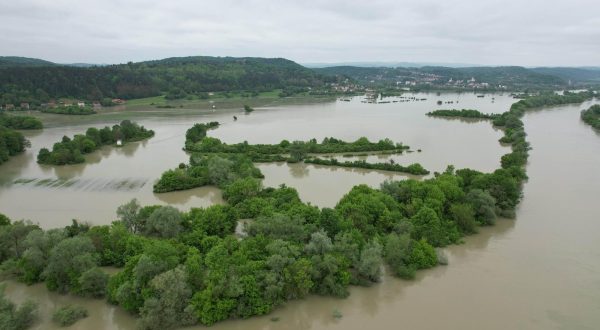18.05.2023., centar Opcine, Novi Grad, BiH – Pogled iz zraka na rijeke Unu i Sanu koje su ugrozile Opcinu Novi Grad a stadion lokalnog nogometnog kluba Sloboda potpuno poplavile.  Photo: Dejan Rakita/PIXSELL