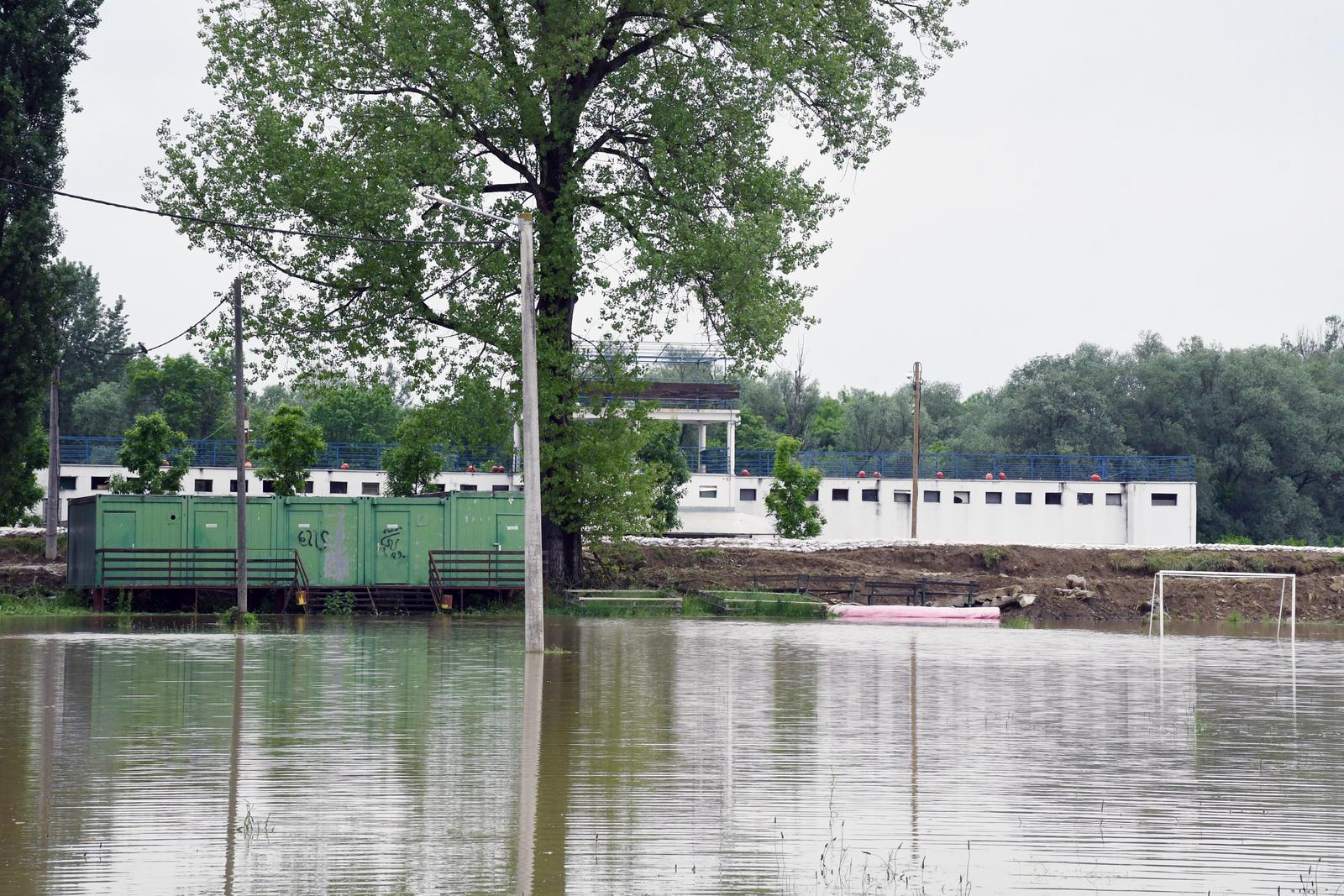 18.05.2023.,Petrinja - Ocekuje se dolazak vodnog vala Kupe iz Karlovca. Pripremena nasipu u Petrinji. Photo: Nikola Cutuk/PIXSELL