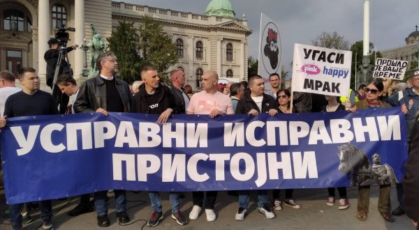 19, May, 2023, Belgrade - In front of the House of the National Assembly, the third protest called "Serbia against violence" started, organized by a part of the pro-European opposition parties..    

19, maj, 2023, Beograd  - Ispred Doma narodne skupstine poceo je treci protest pod nazivom "Srbija protiv nasilja" u organizaciji dela proevropskih opozicionih stranaka.     Photo: Milos Tesic/ATAImages/PIXSELL