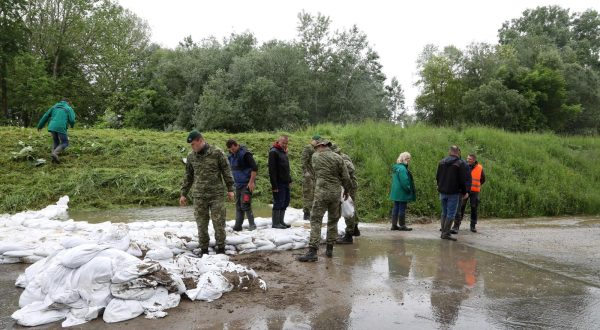 19.05.2023., Petrinja - Doslo je do probijanja rijeke Kupe kroz kanalizacijski sustav u Ulici Antuna Mihanovica te je poslana vojska kako bi se osiguralo mjesto gdje je probila voda. Photo: Edina Zuko/PIXSELL