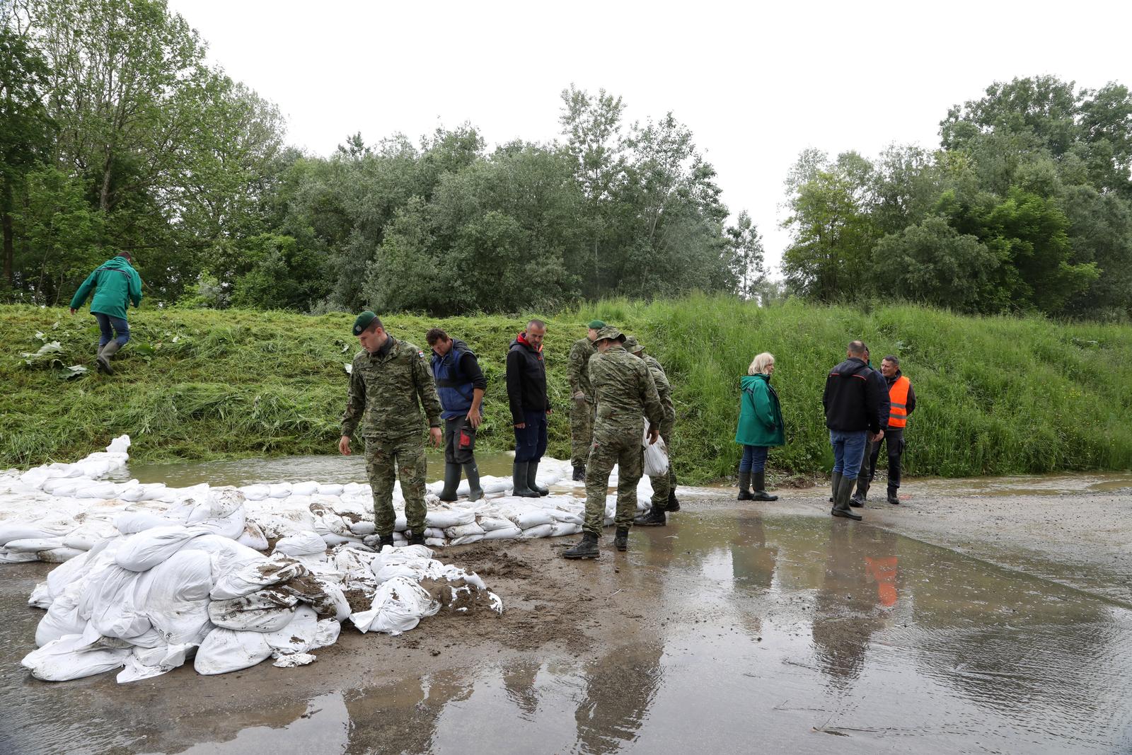 19.05.2023., Petrinja - Doslo je do probijanja rijeke Kupe kroz kanalizacijski sustav u Ulici Antuna Mihanovica te je poslana vojska kako bi se osiguralo mjesto gdje je probila voda. Photo: Edina Zuko/PIXSELL