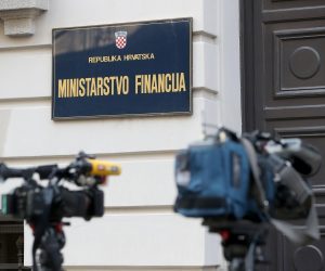 19.09.2020., Zagreb - Ministar financija Zdravko Maric ispred ministarstva financija  u Katancicevoj ulici dao je izjavu o kreditnom rejtingu i padu gospodarstva.rPhoto: Igor Kralj/PIXSELL