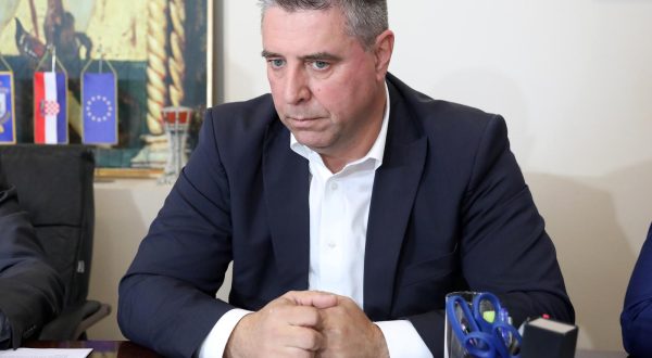 20.02.2023.,Sibenik-U uredu gradonacelnika Grada Sibenika odrzana je konferencija za medije.Tema konferencije je osvrt na dezinformacije vezane uz zemljiste nekadasnje tvornice TEF u Sibeniku te plaze Banj koje su putem medija plasirane u javnost te su uznemirile stanovnike Sibenika.Na konferenciji su, uz predstavnike Grada Sibenika i tvrtke Batizele d.o.o., govorili i predstavnici Zavoda za javno zdravstvo, Instituta Rudjer Boskovic te zastupnik u Hrvatskom saboru Franko Vidovic. Photo: Dusko Jaramaz/PIXSELL
