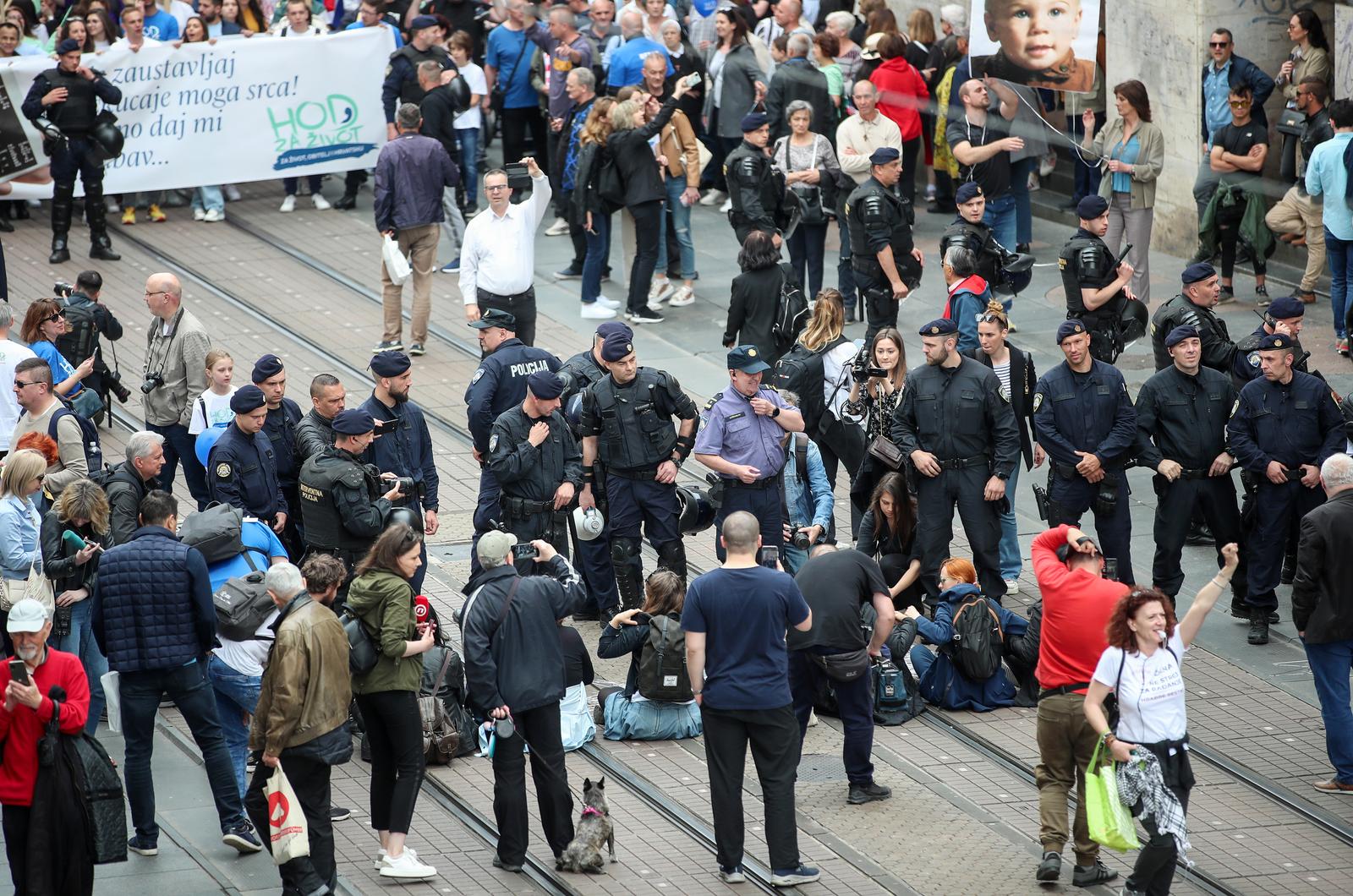 20.05.2023., Zagreb - U organizaciji udruge U ime obitelji odrzan je Hod za zivot, obitelj i Hrvatsku kojim se zahtjeva zakonska zabrana pobacaja, odnosno zastita zivota od zaceca. Pred povorku su na ulasku na Trg bana Josipa Jelacica stale protuprosvjednice s transparentima podrske pobacaju. Photo: Matija Habljak/PIXSELL