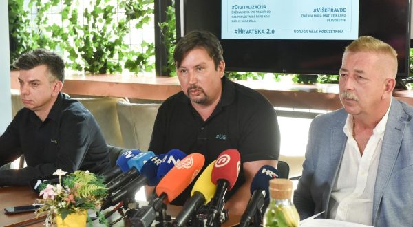 20.07.2021., Zagreb - Udruga Glas poduzetnika na konferenciji za medije predstavila je odluku o urucivanju zahtjeva za mirno rjesenje i eventualne tuzbe za pet tvrtki iz najugrozenijih sektora Zupanijskom drzavnom odvjetnistvu kao prvi korak u postupku koji je pokrenut zbog diskriminatornih odluka Stozera civilne zastite i neadekvatnih ekonomskih mjera Vlade RH. rHrvoje Bujas, Mate Matic Photo: Davorin Visnjic/PIXSELL