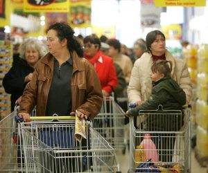 23.11.2006. Zagreb - Njemacki maloprodajni lanac Lidl otvorio je 13 prodajnih mjesta diljem Hrvatske. Zagrepcanima su na Sveticama u pakiranju proizvoda pomagali nogometni reprezentativci Luka Modric, Vedran Corluka i Eduardo da Silva.rPhoto: Sanjin Strukic/PIXSELL