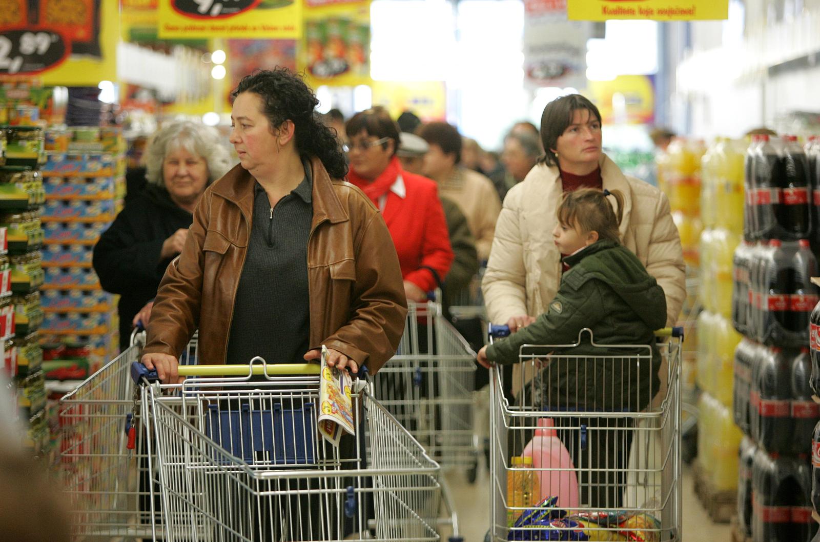 23.11.2006. Zagreb - Njemacki maloprodajni lanac Lidl otvorio je 13 prodajnih mjesta diljem Hrvatske. Zagrepcanima su na Sveticama u pakiranju proizvoda pomagali nogometni reprezentativci Luka Modric, Vedran Corluka i Eduardo da Silva.rPhoto: Sanjin Strukic/PIXSELL