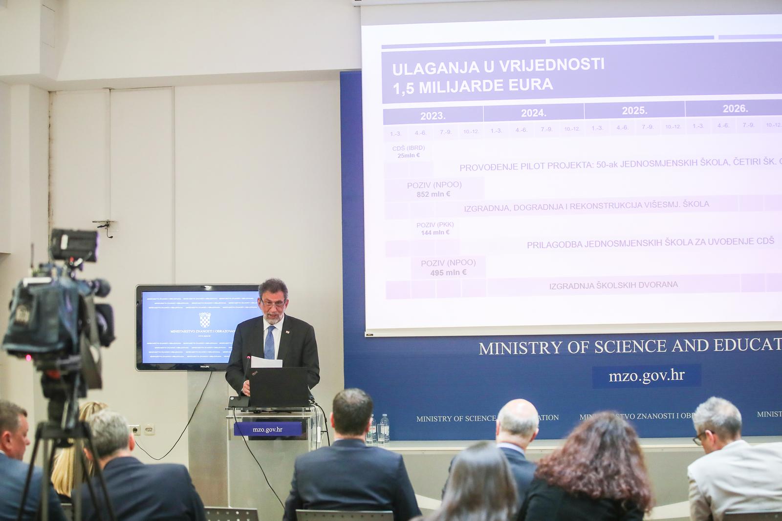 22.03.2023.., Zagreb - U Ministarstvu znanosti i obrazovanja odrzano predstavljanje Javnog poziva osnovnim skolama za podnosenje prijava za sudjelovanje u eksperimentalnom programu Osnovna skola kao cjelodnevna skola. U sklopu navedenog poziva bit ce objavljen i cjeloviti dokument eksperimentalnog modela cjelodnevne skole, a uz ministra znanosti i obrazovanja prof. dr. sc. Radovana Fuchsa predstavili su ga i clanovi radne skupine koja je pripremala spomenuti model. Photo: Slavko Midzor/PIXSELL