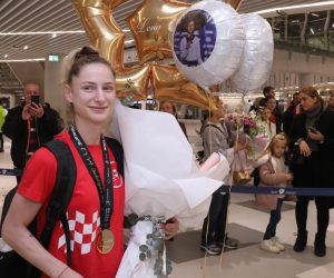 22.11.2022.,Split-Docek svjetske prvakinje Lene Stojkovic i trenera Veljka Laure na splitskom aerodromu.
 Photo: Ivo Cagalj/PIXSELL
