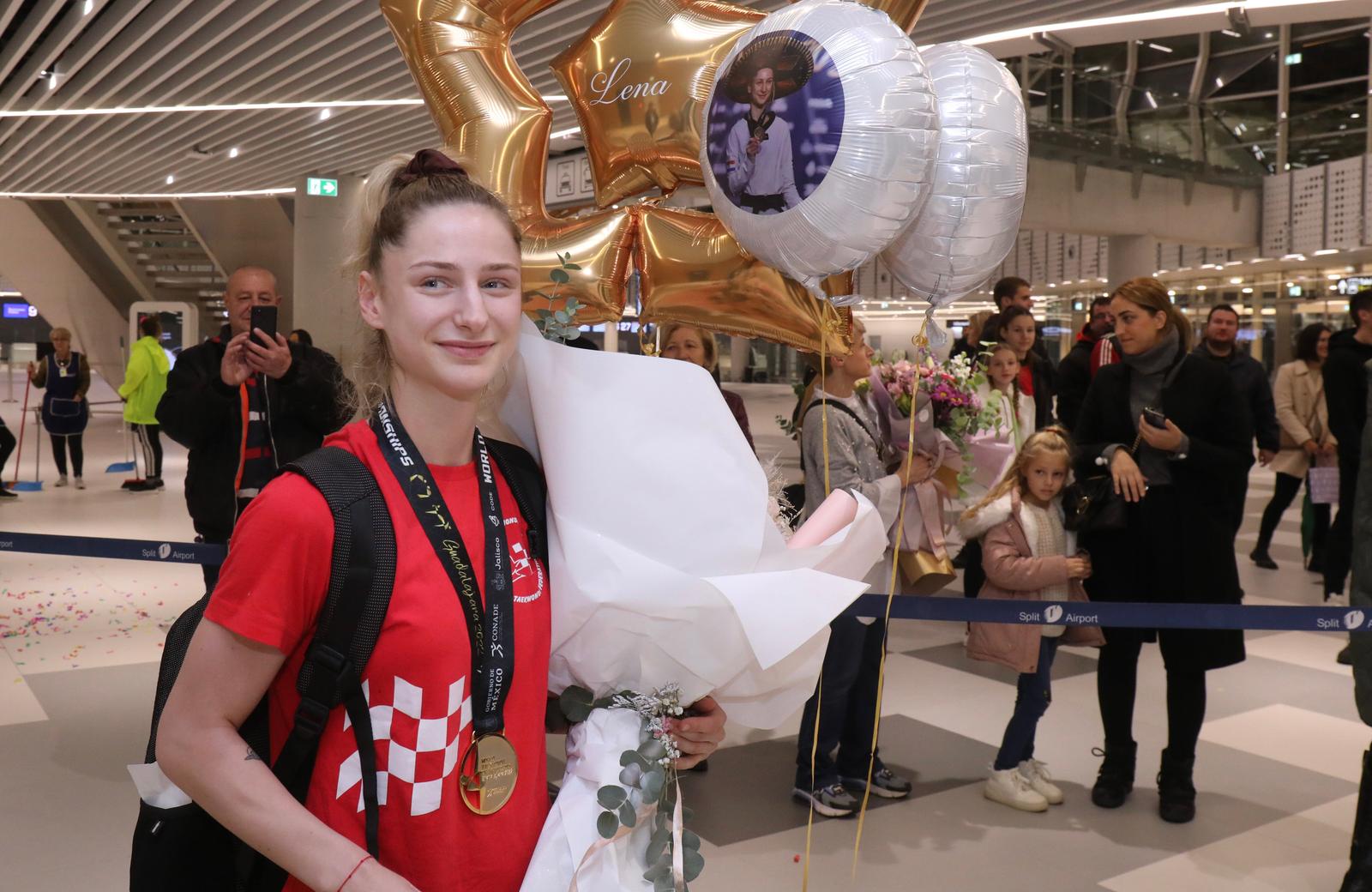 22.11.2022.,Split-Docek svjetske prvakinje Lene Stojkovic i trenera Veljka Laure na splitskom aerodromu.
 Photo: Ivo Cagalj/PIXSELL