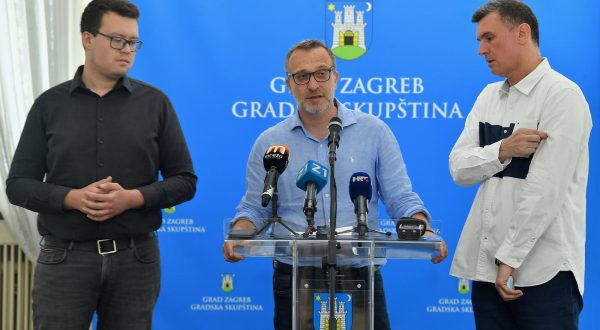 23.05.2022., Zagreb - Predsjednik Kluba gradskih zastupnika Mosta Marko Sladoljev i clanovi Kluba Trpimir Goluza i Lovro Markovic govorili su na konferenciji za novinare o Djecjoj bolnici Srebrnjak.  Photo: Marko Lukunic/PIXSELL