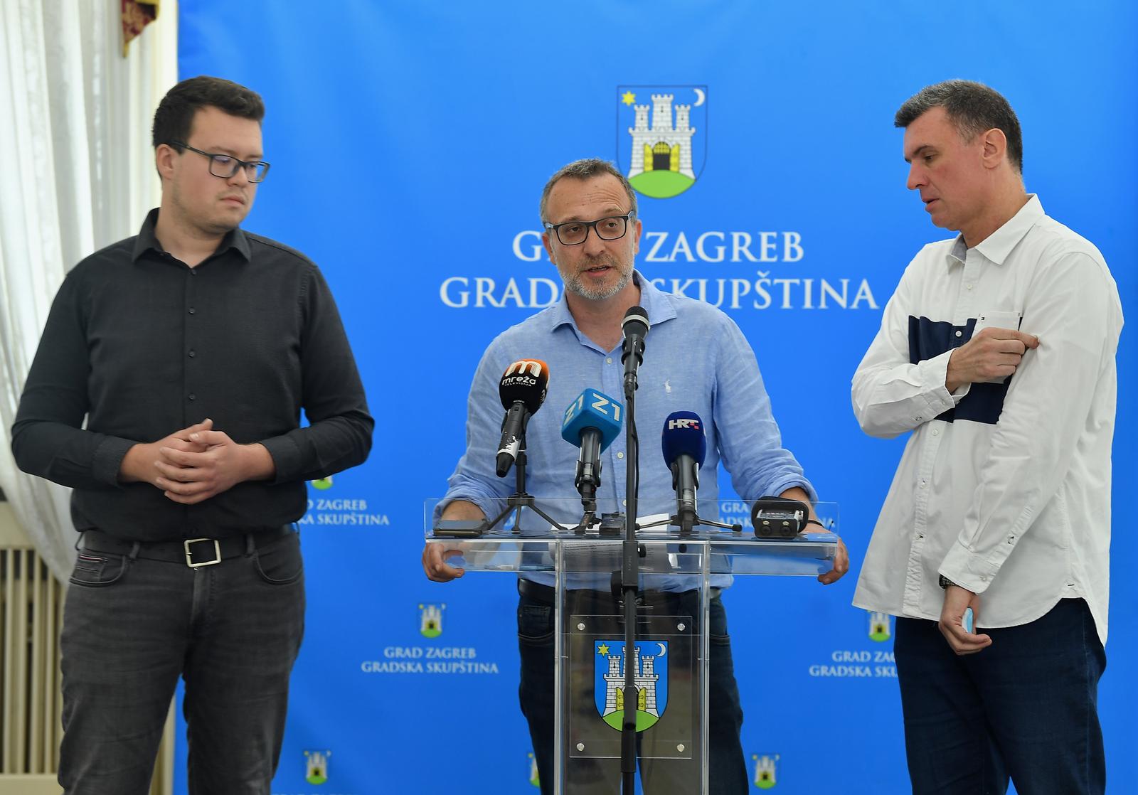 23.05.2022., Zagreb - Predsjednik Kluba gradskih zastupnika Mosta Marko Sladoljev i clanovi Kluba Trpimir Goluza i Lovro Markovic govorili su na konferenciji za novinare o Djecjoj bolnici Srebrnjak.  Photo: Marko Lukunic/PIXSELL