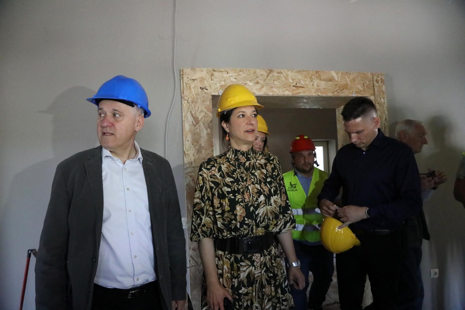 23.05.2023., Petrinja - Ministar prostornog uredjenja, graditeljstva i drzavne imovine Branko Bacic, obisao je gradilista u Petrinji te klizista koja se saniraju na podrucju grada Petrinje. 

 Photo: Edina Zuko/PIXSELL