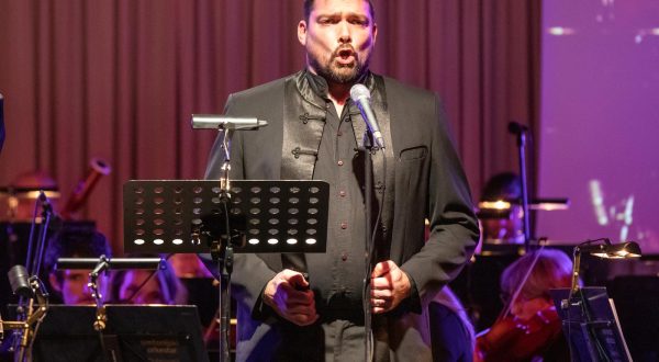 Dubrovnik: Božićni koncert u hotelu Valamar Lacroma 22.12.2018., Hotel Valamar Lacroma, Dubrovnik - Dubrovacki simfonijski orkestar s gostima veceras je izveo Dubrovacki bozicni koncert u hotelu Valamar Lacroma, u organizaciji Grada Dubrovnika i Dubrovackih ljetnih igara. Koncertom je i ove godine ravnao maestro Marc Tardue , a izvedene su prigodne bozicne arije, popularna glazba, ali i klapska pjesma. Dubrovackom simfonijskom orkestru pridruzili su se i tenor Domagoj Dorotic, sopranistica Martina Zadro i mlada sopranistica Sara Zuvela, nastupila je i dubrovacka jazz pjevacica Maja Grgic, Vedran Ljubenko i Doris Kosovic te klapa Kase i zenska klapa FA Lindjo. Domagoj Dorotic. rPhoto: Grgo Jelavic/PIXSELL
