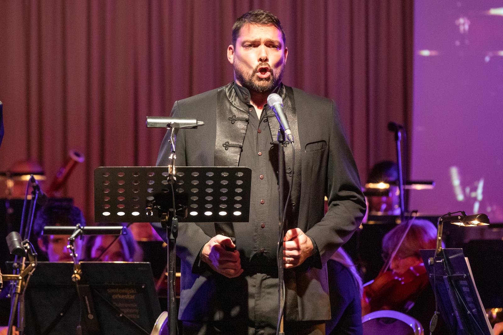 Dubrovnik: Božićni koncert u hotelu Valamar Lacroma 22.12.2018., Hotel Valamar Lacroma, Dubrovnik - Dubrovacki simfonijski orkestar s gostima veceras je izveo Dubrovacki bozicni koncert u hotelu Valamar Lacroma, u organizaciji Grada Dubrovnika i Dubrovackih ljetnih igara. Koncertom je i ove godine ravnao maestro Marc Tardue , a izvedene su prigodne bozicne arije, popularna glazba, ali i klapska pjesma. Dubrovackom simfonijskom orkestru pridruzili su se i tenor Domagoj Dorotic, sopranistica Martina Zadro i mlada sopranistica Sara Zuvela, nastupila je i dubrovacka jazz pjevacica Maja Grgic, Vedran Ljubenko i Doris Kosovic te klapa Kase i zenska klapa FA Lindjo. Domagoj Dorotic. rPhoto: Grgo Jelavic/PIXSELL