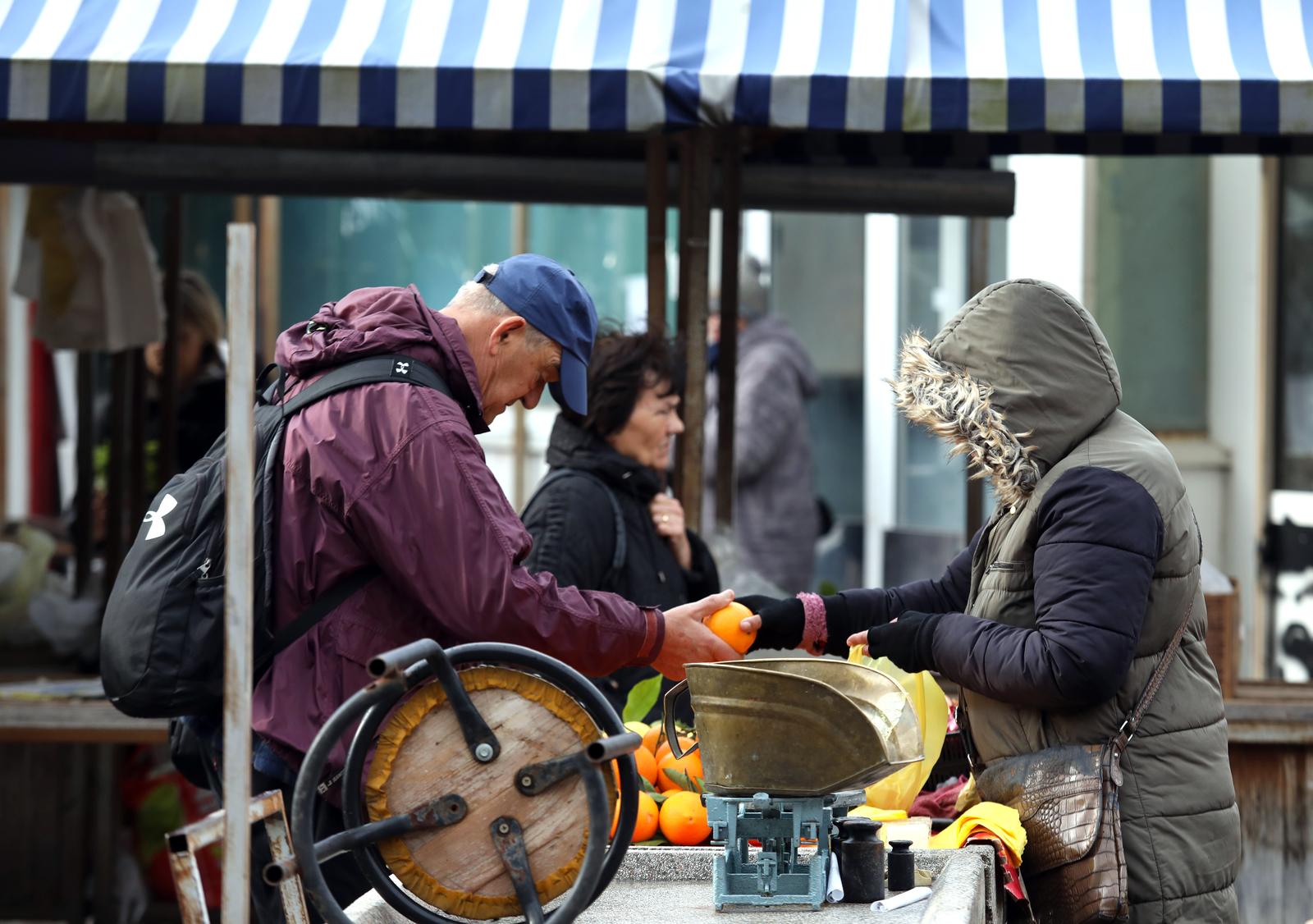 25.01.2023., Sibenik - Zbog zime i bure na sibenskoj trznici malo je i prodavaca i kupaca.

  Photo: Dusko Jaramaz/PIXSELL