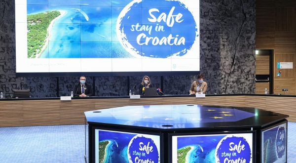 25.02.2021. Zagreb - Ministrica turizma i sporta Nikolina Brnjac i direktor Hrvatske turisticke zajednice Kristjan Stanicic predstavili su projekt "Safe stay in Croatia".  Oznake će, osim turističkih subjekata, moći koristiti i drugi u lancu putovanja, poput aviokompanija, benzinskih postaja, raznih turistickih sadrzaja, kulturnih i prirodnih atrakcija itd. Protokoli će biti uskladjeni s preporukama Hrvatskog zavoda za javno zdravstvo (HZJZ). Ukljucivat ce i naljepnicu s QR kodom koja se moze izloziti na vidljivom mjestu u objektu, a vodit ce i na posebnu internetsku stranicu  Photo:Zeljko Lukunic/PIXSELL