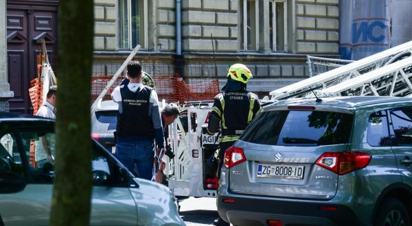 25.5.2023., Zagreb - Prilikom radova na zgradi na Zrinjevcu radnik je ozlijedjen u eksploziji. Policija i vatrogasci na terenu.  Photo: Neva Zganec/PIXSELL