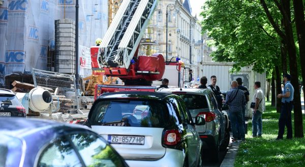 25.5.2023., Zagreb - Prilikom radova na zgradi na Zrinjevcu radnik je ozlijedjen u eksploziji. Policija i vatrogasci na terenu.  Photo: Neva Zganec/PIXSELL