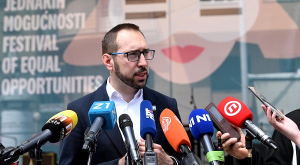 25.05.2023., Zagreb -Gradonacelnik Tomislav Tomasevic obisao izlozbu likovnih radova umjetnika s invaliditetom na Festivala jednakih mogucnosti.  Photo: Marko Lukunic/PIXSELL