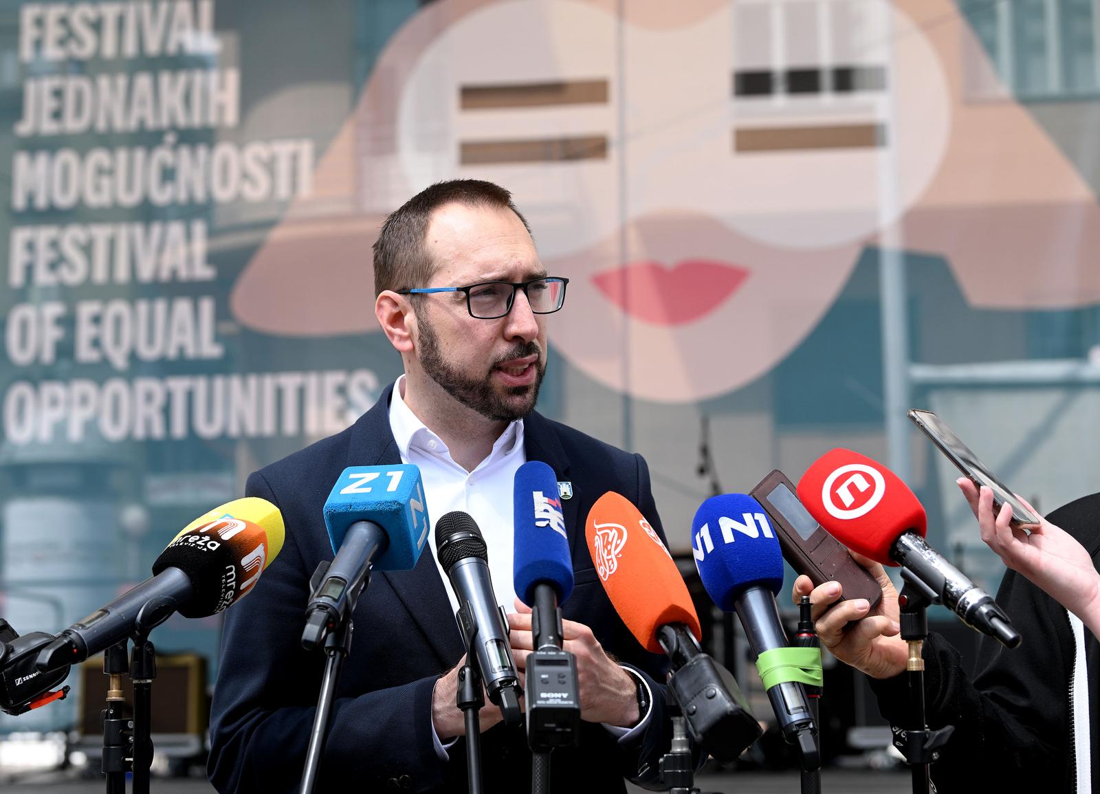25.05.2023., Zagreb -Gradonacelnik Tomislav Tomasevic obisao izlozbu likovnih radova umjetnika s invaliditetom na Festivala jednakih mogucnosti.  Photo: Marko Lukunic/PIXSELL