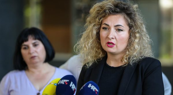 25.05.2023., Zagreb - Izjava nakon sastanka u postupku mirenja u kolektivnom radnom sporu izmedju Sindikata drzavnih i lokalnih sluzbenika RH i Vlade RH, sto ga je pokrenuo SDLSN RH radi nepostizanja dogovora o povecanju placa i reguliranju pregovaranja za sluzbenike i namjestenike u tijelima sudbene vlasti i drzavnom odvjetnistvu. Predsjednica sindikata Iva Suskovic Photo: Jurica Galoic/PIXSELL