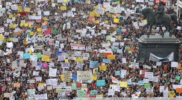 25.11.2019., Zagreb - Prosvjed u organizaciji sindikata osnovnih i srednjih skola pod nazivom Hrvatska mora bolje na Trgu bana Josipa Jelacica. Photo