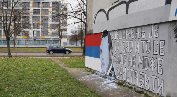 25.12.2021., naselje Borik/prekoputa Studentskog kampusa, Banjaluka (BiH) – Mural s likom Aleksandra Vulina oslikan je jucer u Banjaluci nakon samo nekoliko sati je unisten i poliven farbom od strane, za sada, nepoznatih gradjana, a za sada se ne zna ni ko je ranije oslikao Vulinov mural. „Ujedinjenje je pocelo i to se vise ne moze zaustaviti“, pise pored Vulinovog lika i oslikane srpske zastave, identicno kao i na muralu Ratka Mladica u Banjaluci koji se nalazi nekoliko stotina metara dalje.

 Photo: Dejan Rakita/PIXSELL