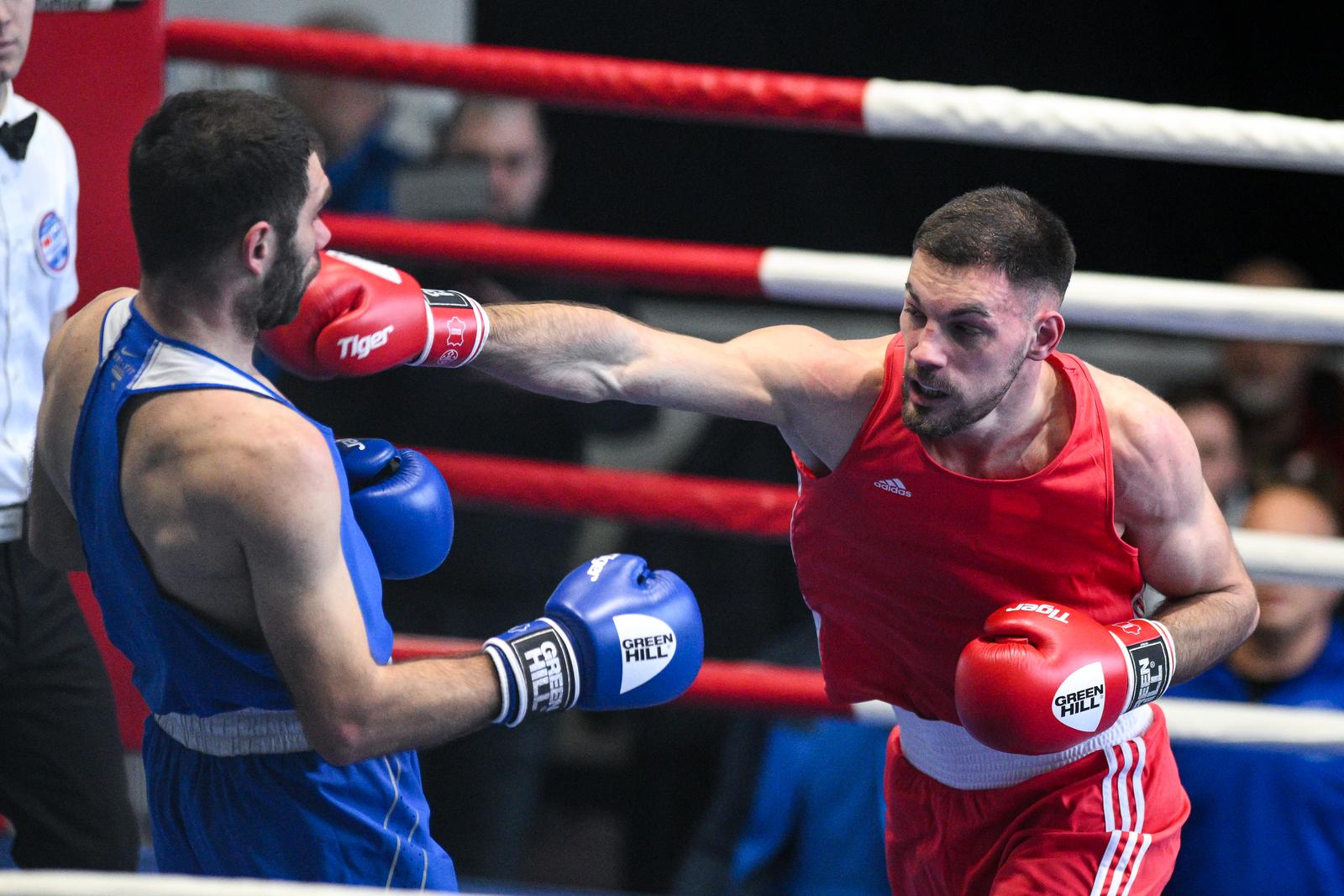26.02.2023., Zagreb - Zagrebacki boksacki centar, finale prvenstva Hrvatske u boksu. Light Heavy -  Gabrijel Veocic, Damir Plantic. Hrvatski boksač, 21-godišnji Gabrijel Veočić plasirao se u četvrfinale Svjetskog prvenstva u Taškentu u kategoriji do 80 kilograma

U osmini finala Veočić je pobijedio Kirgistanca Omurbeka Bekžigita Uulua koji je diskvalificiran sredinom druge runde. Usprkos javnim opomenama dobijenim u prvoj rundi Kirgiz je i u drugoj nastavio udarati otvorenim dijelom rukavice pa je sudac u ringu prekinuo borbu i proglasio hrvatskog prvaka i europskog prvaka do 22 godine pobjednikom.

Veočić će već u srijedu ponovno u ring, a suparnik u četvrtfinalu bit će mu Španjolac Gazimagomed Jalidov koji je u osmini finala jednoglasnom odlukom sudaca svladao Desmonda Amsterdama iz Gvajane. Pobjednik tog dvoboja osigurat će medalju na SP. 
